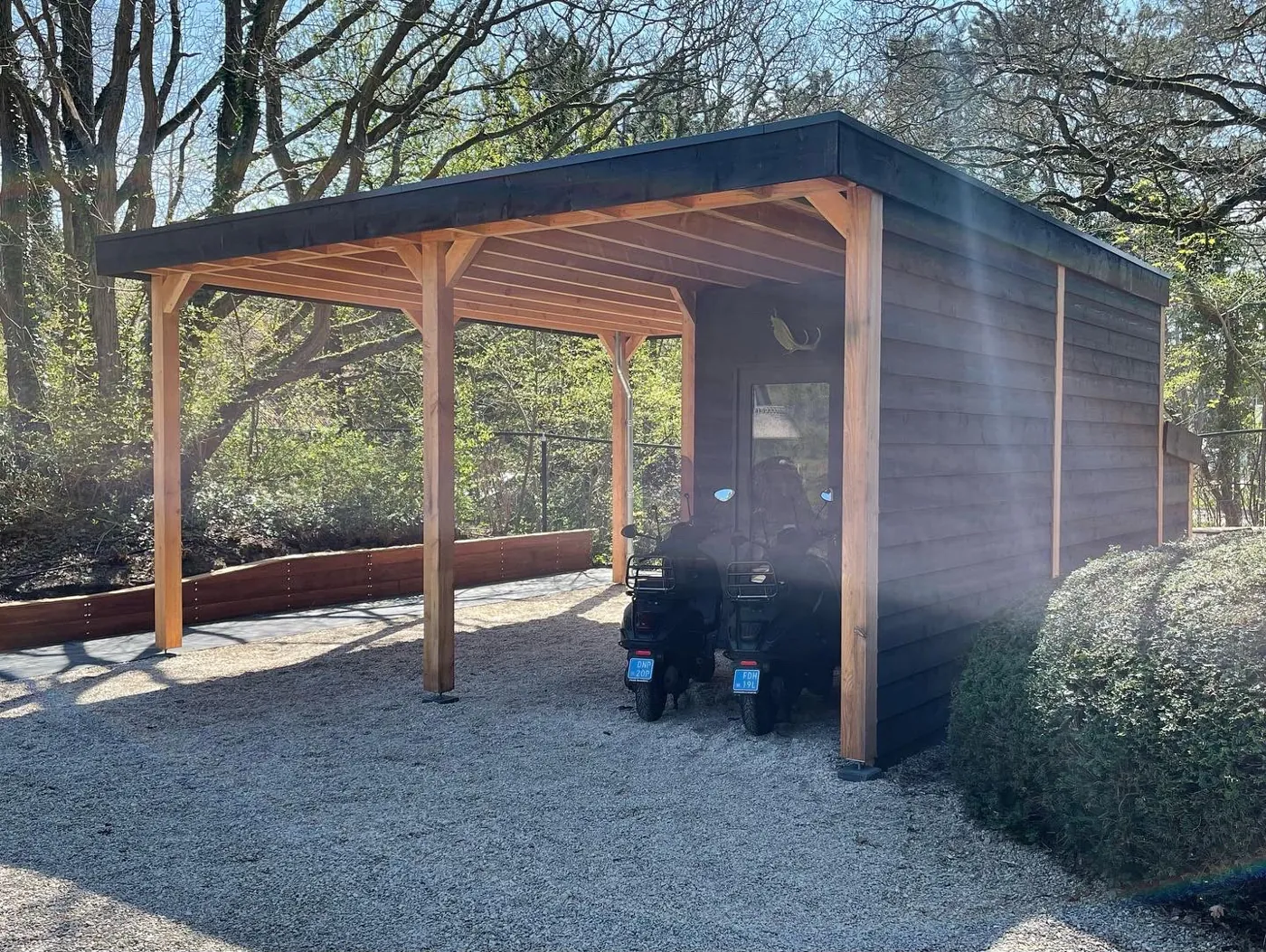 Carport tussen de bomen