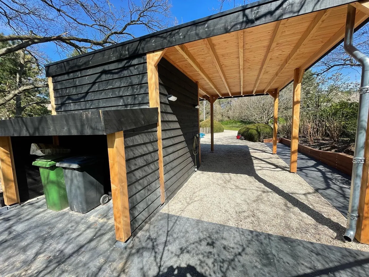Berging voor de containers naast de carport