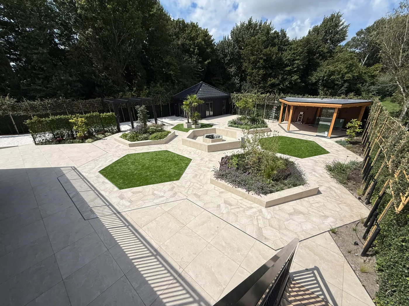 Grote tuin met zeshoekige tegels