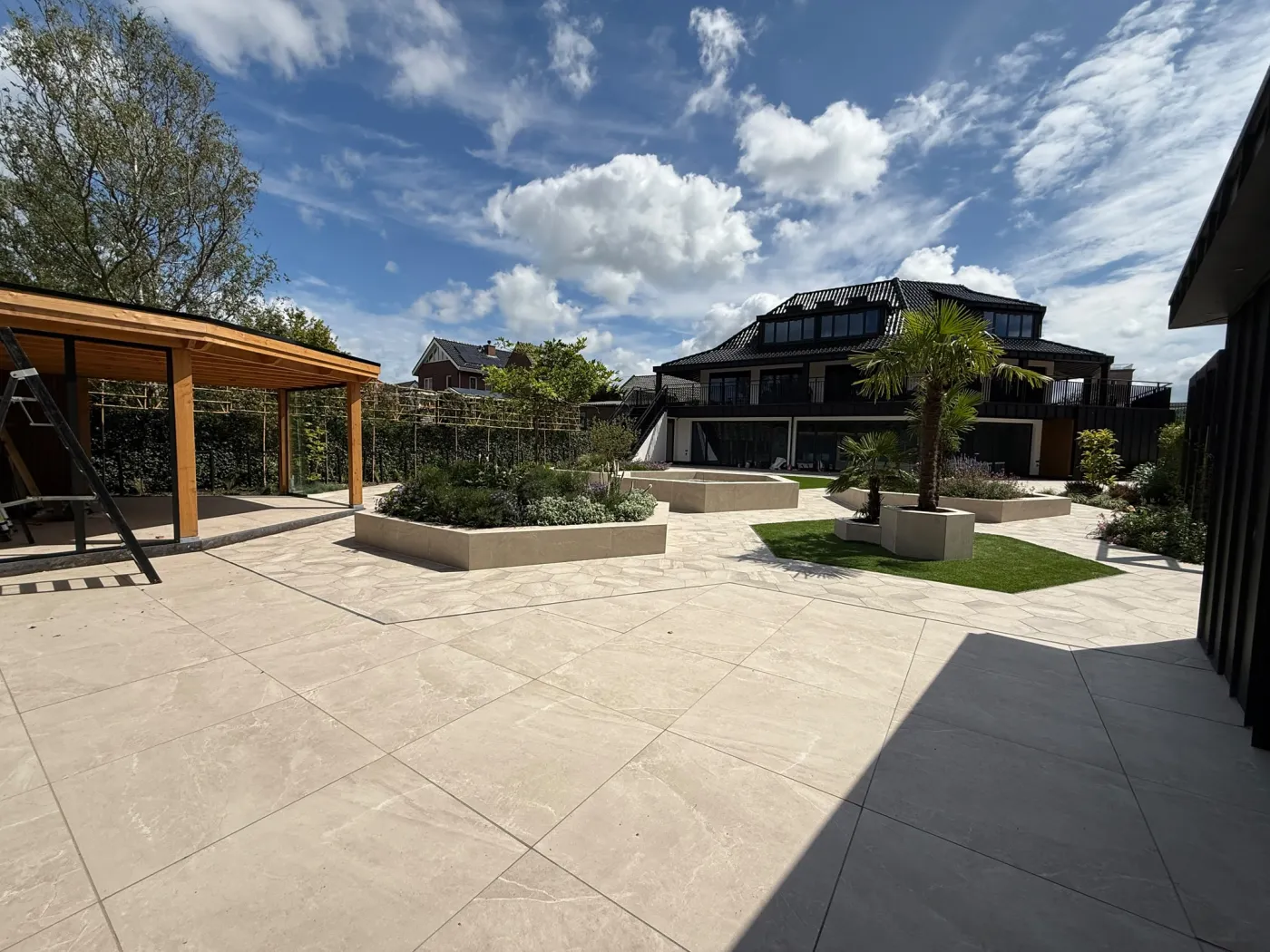 Houten overkapping met glazen wanden