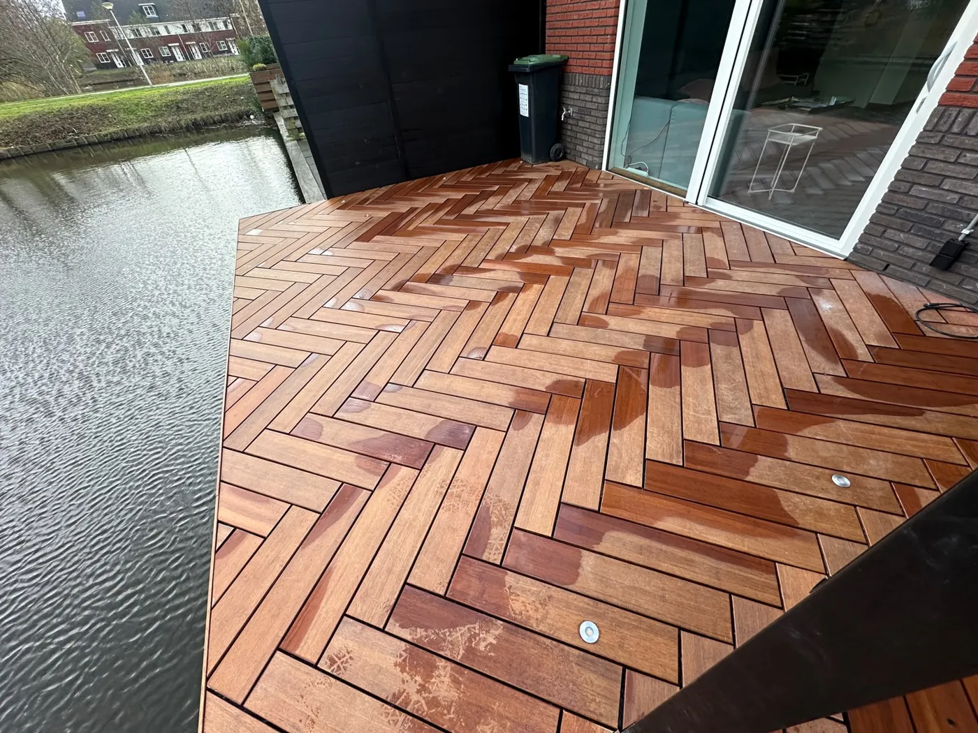 Hardhouten vlonder in visgraat aan het water