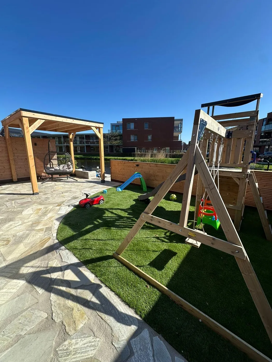 Gezinstuin met flagstones en overkapping