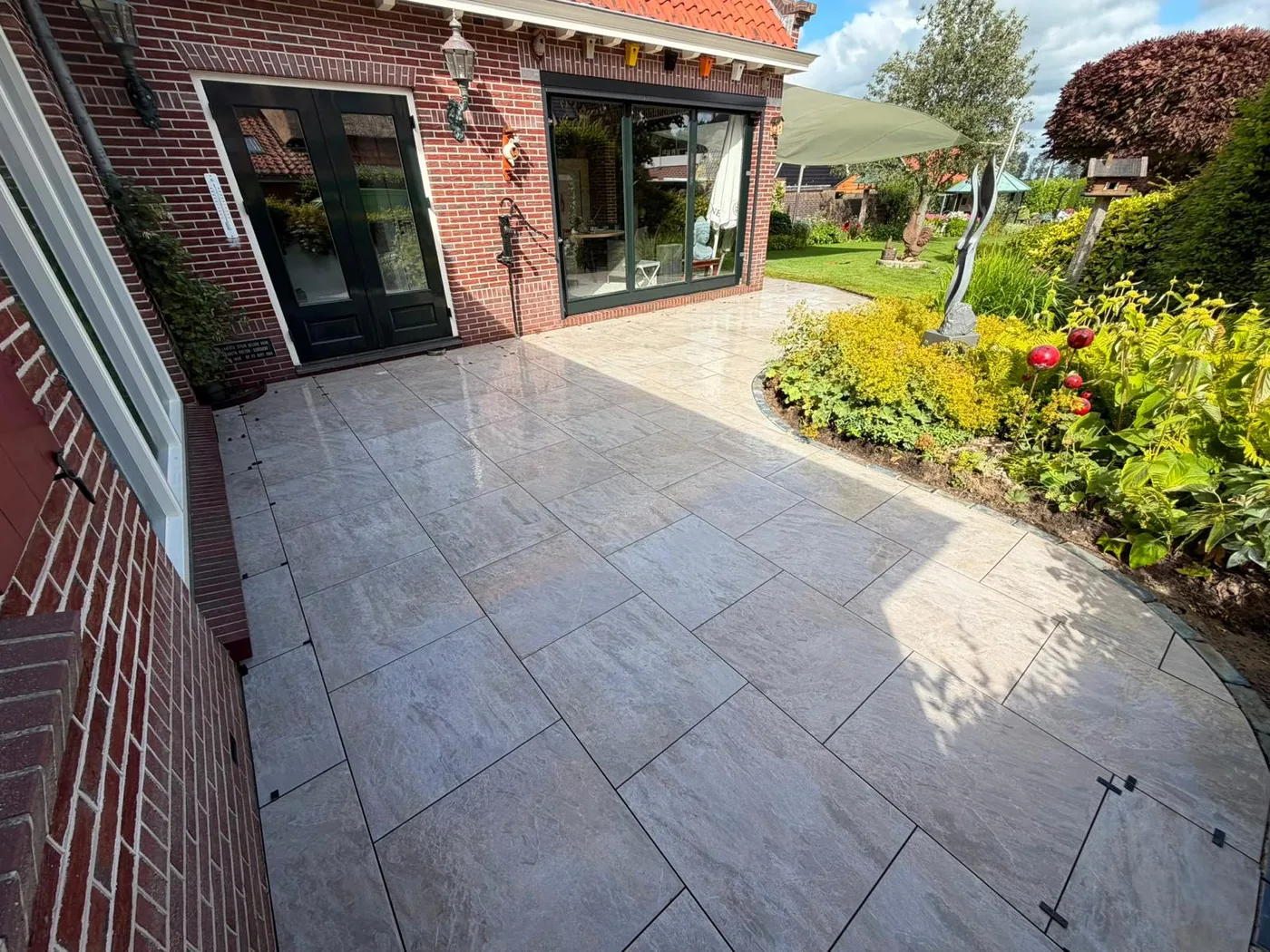 Keramisch terras met bloeiende border
