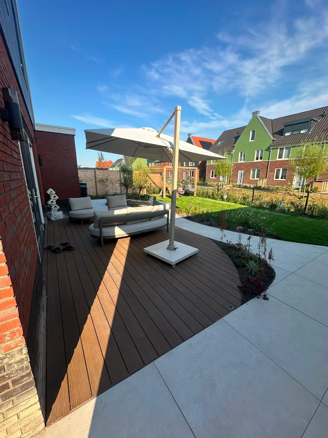 Vlonder met loungeset en parasol