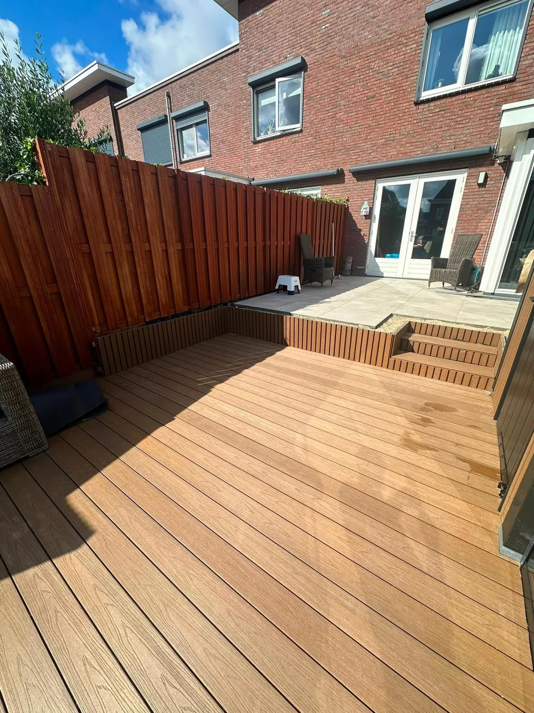 Vlonder op twee niveaus met houten schutting