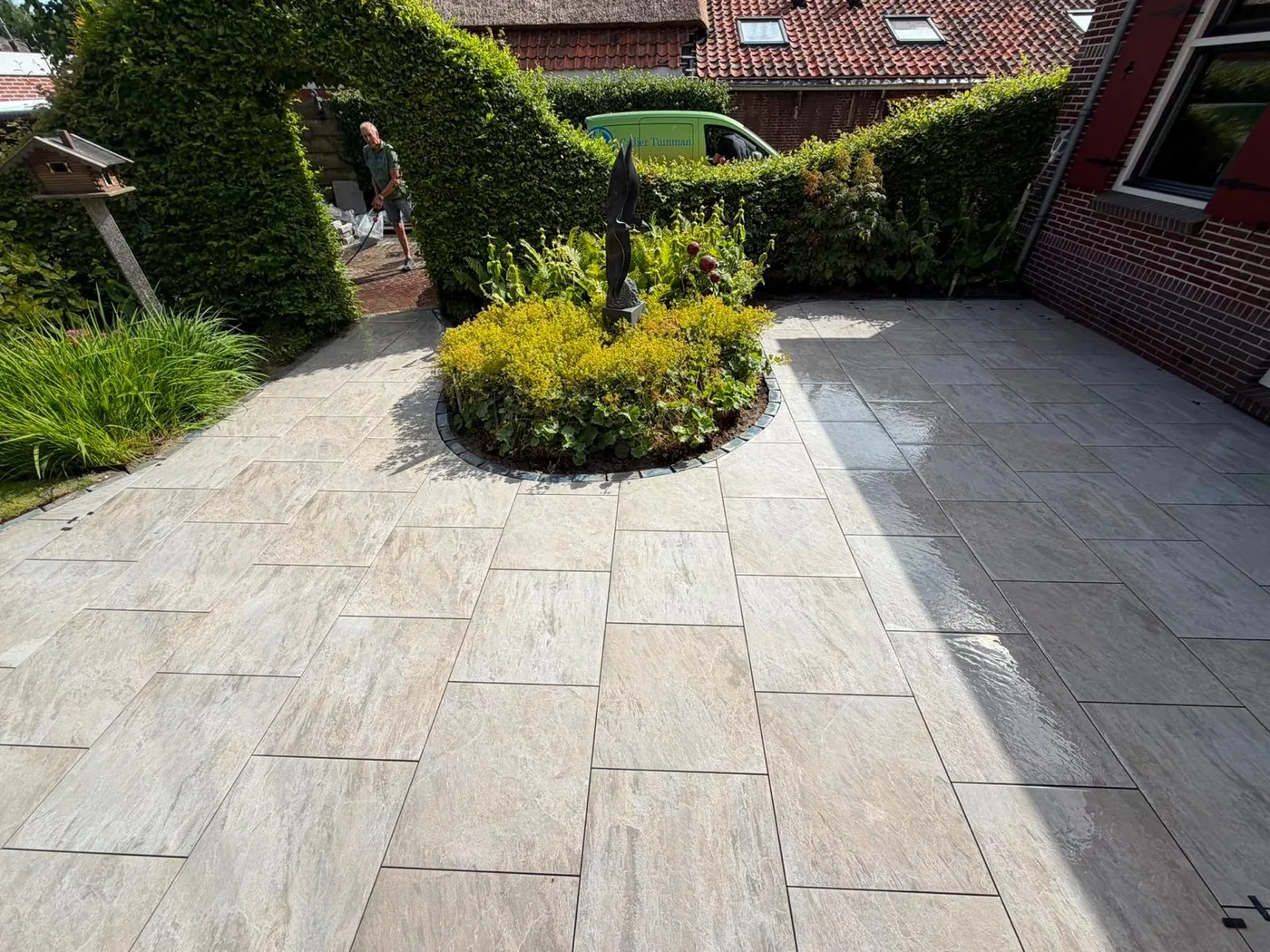 Keramisch terras met rond plantvak