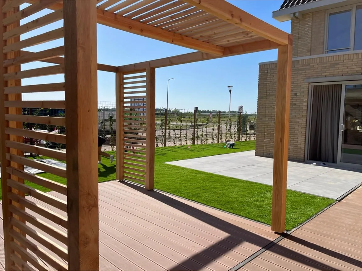 Pergola met vlonder: van zand tot tuin