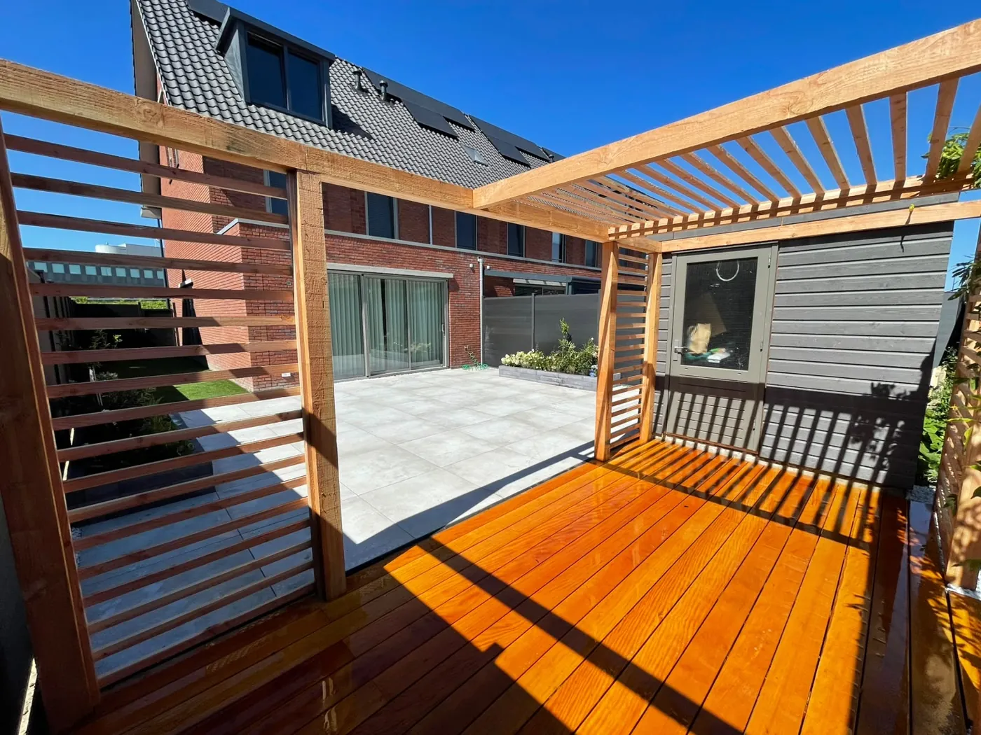 Terras met pergola en hardhouten vlonder