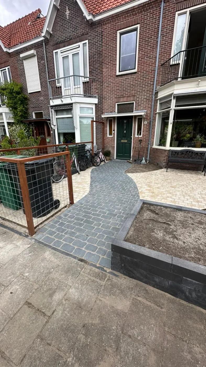 Pad naar de voordeur met plantvak