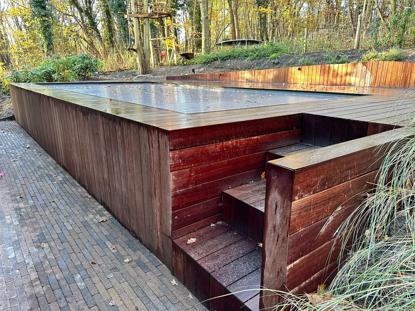 Zwembad met hardhouten ombouw